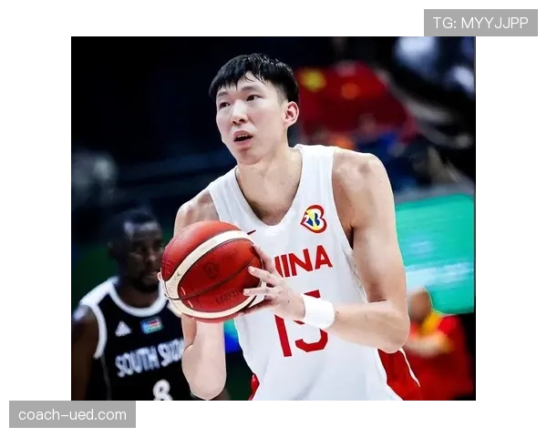 周琦，赛场上巨人，机场里像来走秀的网红